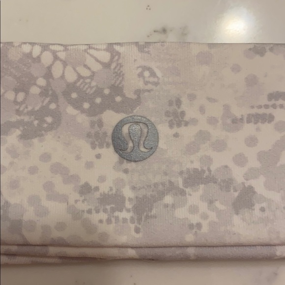 Lululemon floral gray flyaway tamer headband - Picture 1 of 4